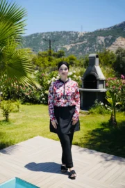 CROP MODEL TESETTÜR MAYO - SİYAH KIRMIZI DESEN - Görsel 4